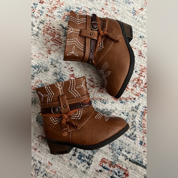 **SOLD**SOLD**SOLD**. Size 5 toddler cowboy boots - Picture 1 of 3